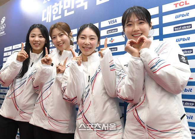 경기도청 컬링팀 김민지, 설예지, 설예은, 김수지(왼쪽부터)가 22일 서울 송파구 올림픽파크텔에서 열린 2026 밀라노코르티나 동계올림픽 대한민국 선수단 결단식에 앞서 포즈를 취하고 있다. 상암 | 최승섭기자 thunder@sportsseoul.com
