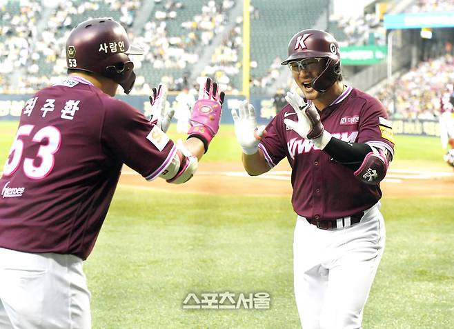 키움 임지열(오른쪽)이 8일 서울 잠실구장에서 열린 2025 KBO리그 LG와 경기 1회초 무사 1루 상황에서 LG 선발 임찬규를 상대로 2점 홈런을 친 뒤 최주환과 하이파이브를 하고 있다. 잠실 | 박진업 기자 upandup@sportsseoul.com