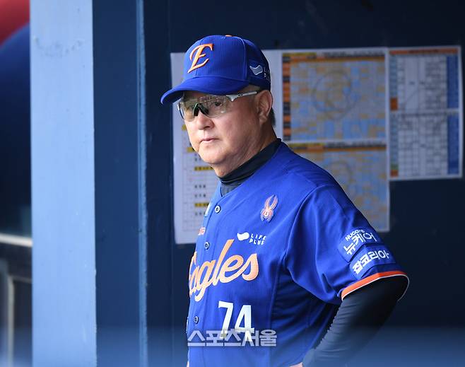 한화 김경문 감독이 8일 서울 잠실구장에서 열린 2025 KBO리그 LG와 경기를 지켜보고 있다. 잠실 | 최승섭기자 thunder@sportsseoul.com