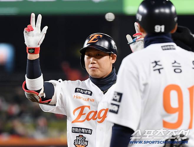 29일 대전 한화생명볼파크에서 열린 LG와 한화의 한국시리즈 3차전. 2회말 1사 1루 하주석이 안타를 친 후 기뻐하고 있다. 대전=정재근 기자 cjg@sportschosun.com/2025.10.29/