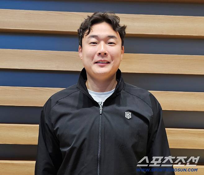 공항 인터뷰에 임한 KT 한승혁. 김영록 기자