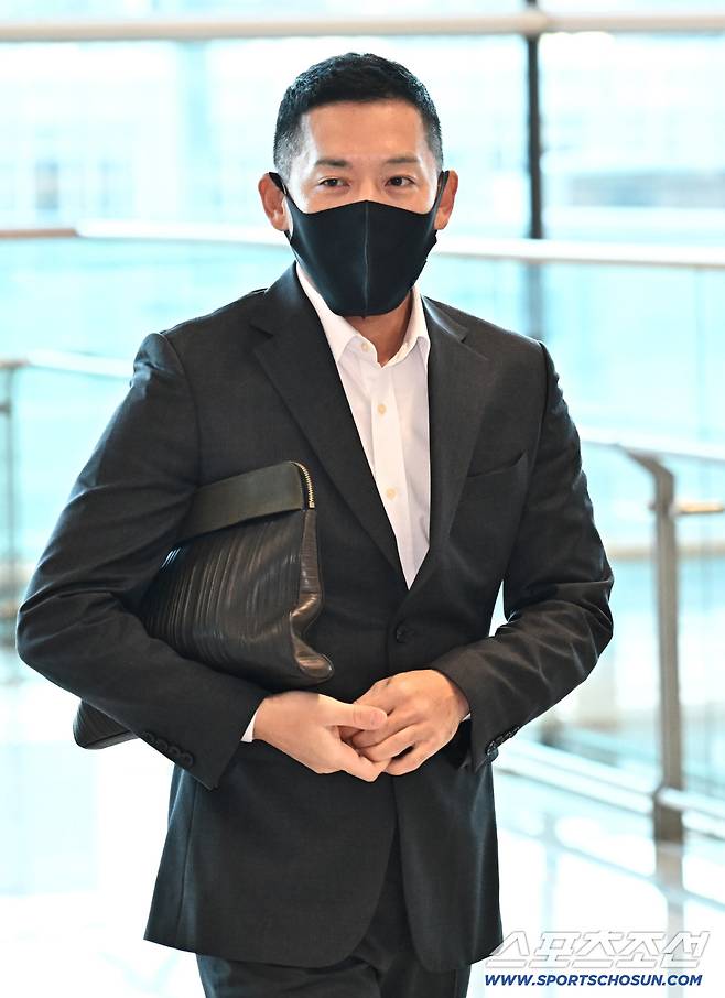 22일 키움 히어로즈 선수단이 인천공항 제2터미널을 통해 전지훈련을 위해 출국했다. 출국 준비하는 이용규. 인천공항=송정헌 기자songs@sportschosun.com/2026.01.22/