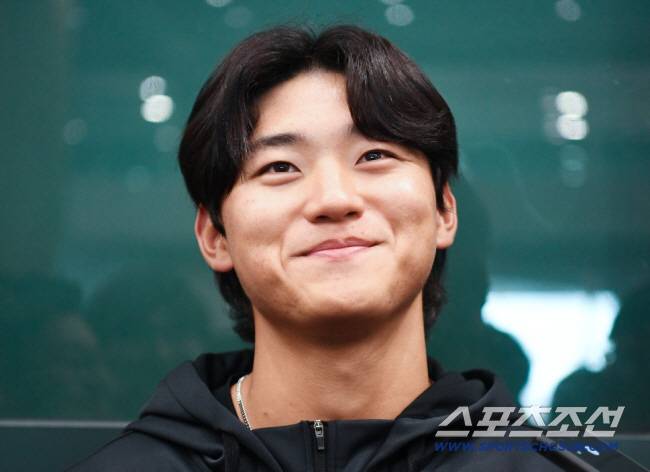 KIA 타이거즈가 오키나와에서 진행된 전지훈련을 마친 후 5일 오후 인천국제공항을 통해 귀국했다. 김도영이 인터뷰 도중 미소짓고 있다. 인천공항=정재근 기자 cjg@sportschosun.com/2025.3.5/