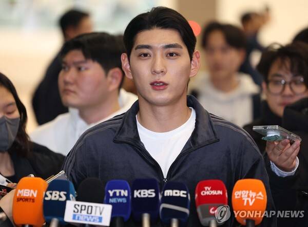 이정후, LA공항서 구금됐다 풀려나… '서류 안가져와'