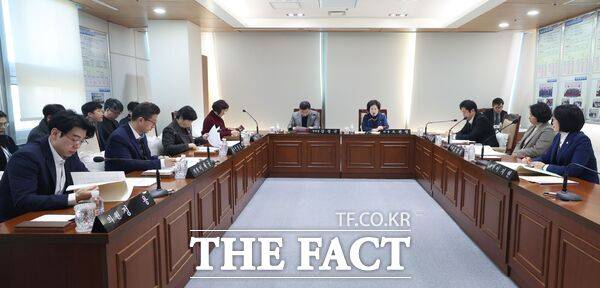 대전시 동구의회가 22일 운영위원회 및 전체의원 간담회를 열고 오는 29일부터 2월 6일까지 총 9일간 일정으로 진행되는 제 291회 임시회 의사일정을 확정했다. /대전동구의회