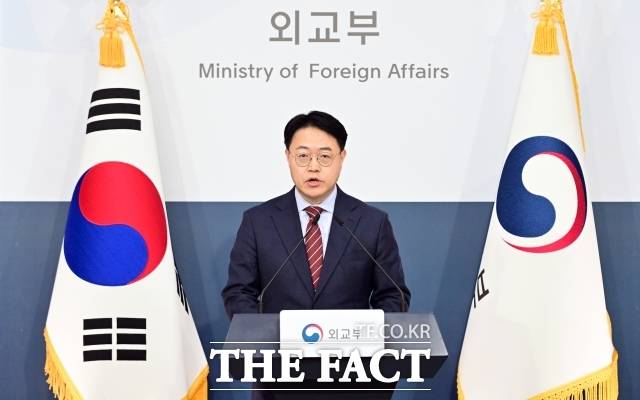 외교부는 22일 우크라이나에 억류된 북한군 포로 관련 "한국행 요청 시 전원 수용한다는 기본원칙 및 관계법령에 따라 필요한 보호와 지원을 제공해 나갈 예정"이라고 밝혔다. 사진은 이문배 외교부 부대변인이 서울 종로구 외교부에서 현안 관련 정례브리핑을 하고 있는 모습. /임영무 기자