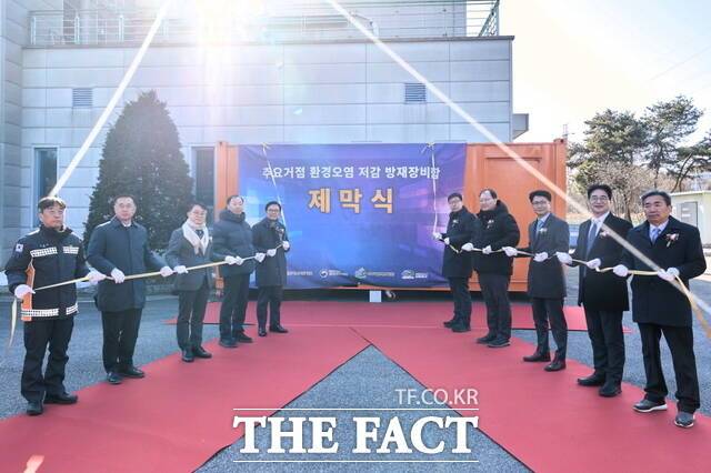 22일 천안시 제4일반산업단지에서 열린 '환경오염 저감 방재장비함' 제막식 현장에서 참석자들이 기념 촬영을 하고 있다. /천안시