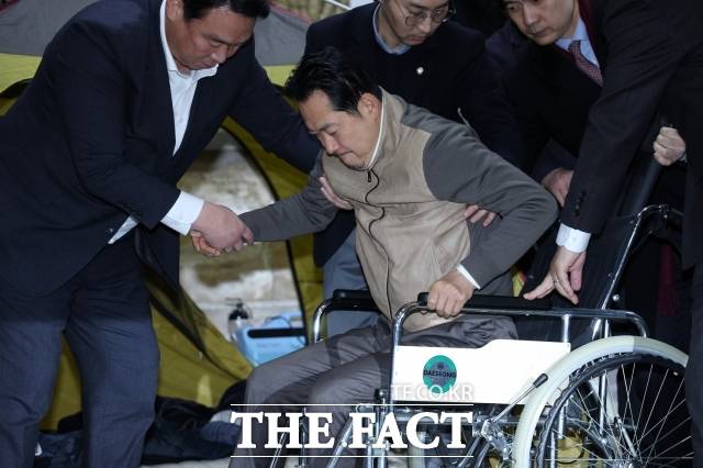 더불어민주당은 홍익표 대통령실 정무수석이 장동혁 국민의힘 대표의 단식 농성장을 찾지 않았다는 지적과 관련해 사실 왜곡이라고 밝혔다. 사진은 장 대표가 국회 로텐더홀에서 22일 오전 8일째 이어간 단식을 종료하고 단식농성장 밖으로 나오고 있는 모습. /배정한 기자