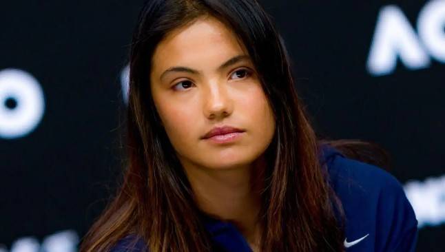 2라운드 탈락 후 인터뷰를 하고 있는 엠마 라두카누