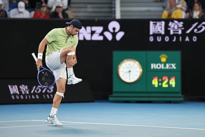 매치 타이브레이크에서 다리에 통증을 느낀 헤아