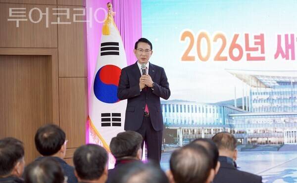 ▲이완섭 서산시장이 21일 수석동 주민자치센터에서 열린 수석동민과 대화에서 인사말을 하고 있다. /사진-서산시