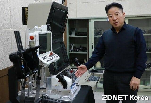 이계광 이사장이 대표인 성진테크윈 드론 추적기를 소개하고 있다.(사진=지디넷코리아)