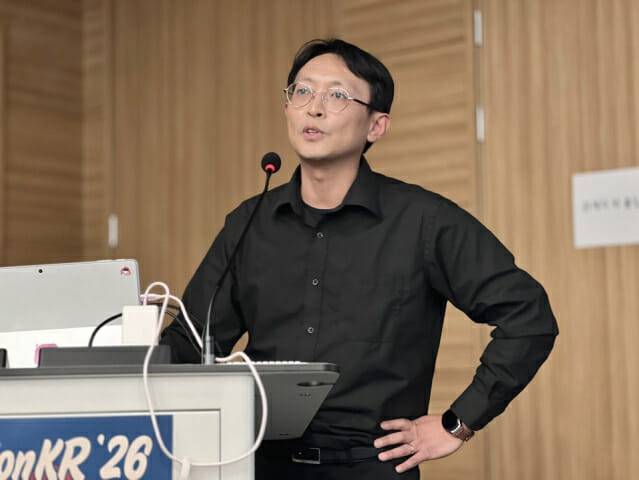 표윤석 로보티즈 부사장이 21일 판교 글로벌비즈센터에서 열린 '로스콘코리아 2026' 컨퍼런스에서 발표하고 있다. (사진=지디넷코리아 신영빈 기자)