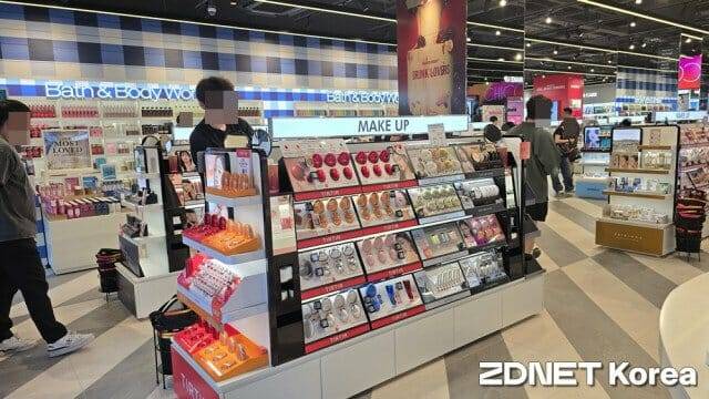 시코르 강남역점에서 고객들이 쇼핑하고 있다.