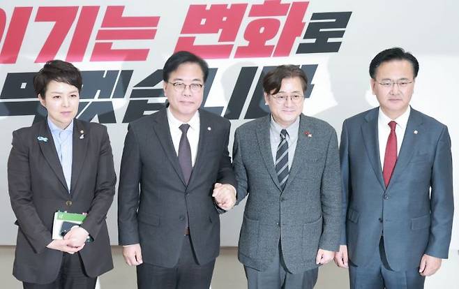 홍익표 청와대 정무수석(오른쪽 두번째)이 22일 송언석 국민의힘 원내대표(왼쪽 두번째)를 만나기 위해 국회를 방문, 기념 촬영하고 있다. 왼쪽부터 김은혜 국민의힘 원내정책수석부대표, 송 원내대표, 홍 정무수석, 유상범 국민의힘 원내운영수석부대표. 연합뉴스