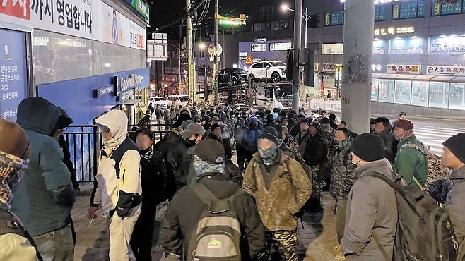 14일 오전 5시 서울 구로구 남구로역 일대 중국인 구역에 일감을 찾으려는 중국인들이 잔뜩 모여있다./김민혁 기자