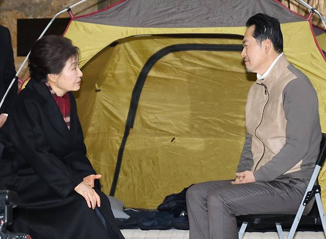 박근혜 전 대통령이 22일 국회 로텐더홀 단식 농성장에서 통일교·공천헌금 '쌍특검' 수용을 요구하며 8일째 단식 중인 국민의힘 장동혁 대표를 방문해 대화하고 있다. /남강호 기자