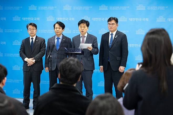 오기형 더불어민주당 코스피5000 특별위원장이 22일 서울 여의도 국회 소통관에서 코스피 5000 돌파 청와대 초청 오찬을 마친 후 브리핑을 하고 있다. 왼쪽부터 박홍배, 이강일 의원, 오 위원장, 정준호 의원. /뉴스1