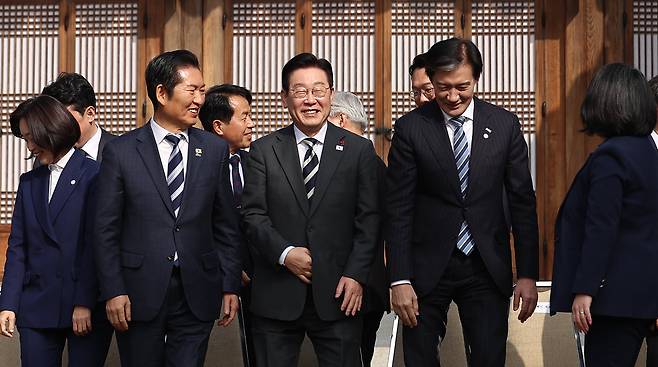 이재명 대통령이 지난 16일 청와대 상춘재에서 열린 정당 지도부 초청 오찬에서 정청래 더불어민주당 대표, 조국 조국혁신당 대표와 함께 걷고 있다. 민주당과 조국혁신당이 합당하면 의석수 174석의 거대 여당이 탄생한다. /뉴스1