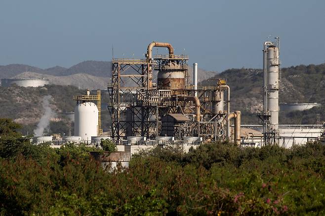 지난 21일(현지 시각) 베네수엘라 푸에르토 라 크루스에 위치한 국영 석유회사 PDVSA의 푸에르토 라 크루스 정유시설 / 로이터=연합