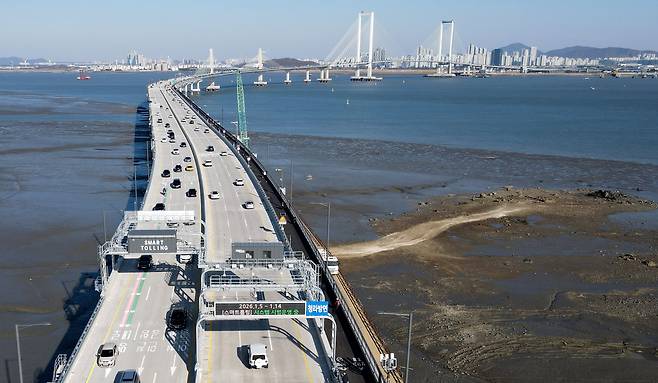 인천 영종도와 청라국제도시를 연결하는 총연장 4.68㎞에 폭 30m 왕복 6차로 해상교량인 '인천 제3연륙교'가 1월 5일 오후 개통돼 차량이 통행하고 있다. / 연합뉴스