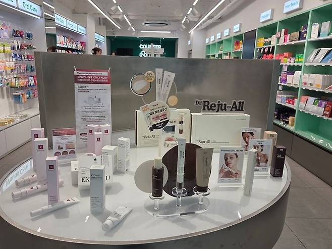 지난해 12월 명동에 문을 연 뉴스케치 약국에 진열된 뷰티 브랜드 '리쥬올' 제품의 모습. ⓒ데일리안 남가희 기자