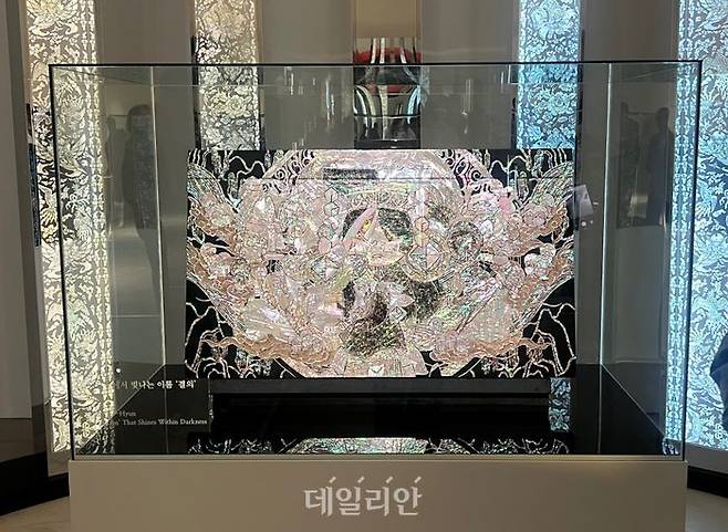 22일 서울 인사동 아라아트센터에서 열린 '쿠키런: 킹덤' 아트 컬래버 특별전 '위대한 왕국의 유산' 전시 공간에 손대현 나전칠기 명장의 작품이 전시돼 있다.ⓒ데일리안 이주은 기자