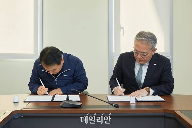 한국전기안전공사는 22일 서울 한성대학교 상상관에서 한성대학교와 'ESG경영 실천과 에너지신산업 분야 인재 양성을 위한 업무협약'을 맺었다.ⓒ전기안전공사