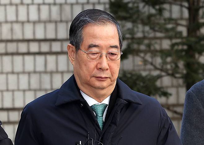 한덕수 전 국무총리가 21일 오후 서울 서초구 서울중앙지법에서 열린 내란 우두머리 방조, 내란 중요임무 종사 혐의 사건 1심 선고공판에 출석하고 있다. 이날 내란 중요임무 종사 혐의로 기소된 한 전 총리는 1심에서 징역 23년을 선고받고 법정구속됐다. 2026.1.21/뉴스1