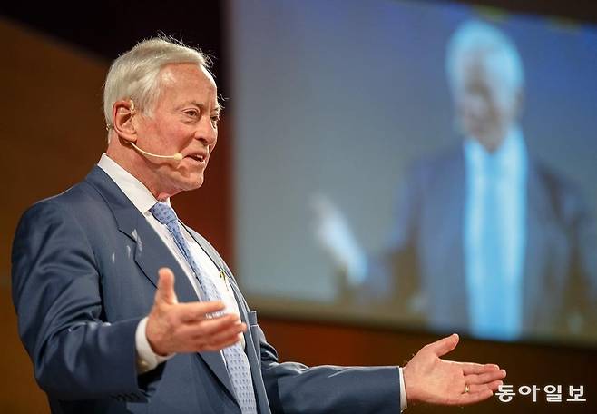 ‘행동하지 않으면 인생은 바뀌지 않는다’를 쓴 자기계발 전문가 브라이언 트레이시.  고교 중퇴 후 접시닦이 등을 하다 다시 공부하며 인생의 방향을 틀었고, 세계적인 명성과 부를 거머쥐었다.                  현대지성 제공