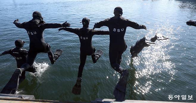 오리발 수영을 하기 위해 바다로 뛰어드는 심해잠수사(SSU)들. 창원=양회성 기자 yohan@donga.com