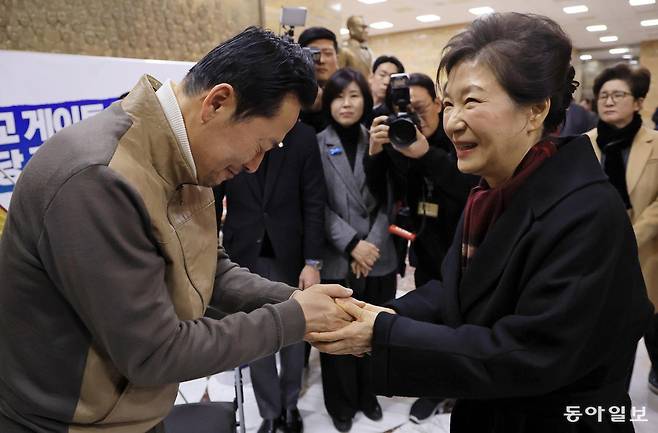 박근혜 전 대통령이 22일 서울 여의도 국회 로텐더홀에서 통일교·공천헌금 ‘쌍특검’ 수용을 요구하며 8일째 단식 중인 국민의힘 장동혁 대표를 찾아 대화하고 있다. 장승윤 기자 tomato99@donga.com