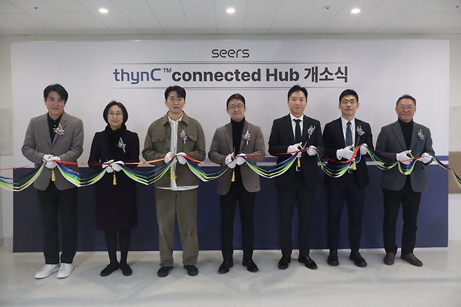 씨어스테크놀로지가 22일 개최한 '씽크 커넥티드 허브' 개소식에서 (왼쪽 네 번째부터)이영신 대표와 유창득 대웅제약 본부장 등 참석자들이 기념촬영했다.(사진=씨어스테크놀로지)