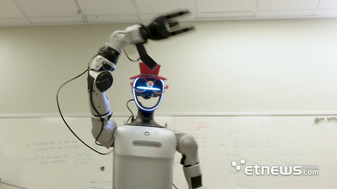 마이크로소프트(MS)의 첫  로보틱스 모델 '로-알파'가 탑재된 중국 유니트리 G1 휴머노이드 로봇. [사진=마이크로소프트 공식 홈페이지 영상 캡처]