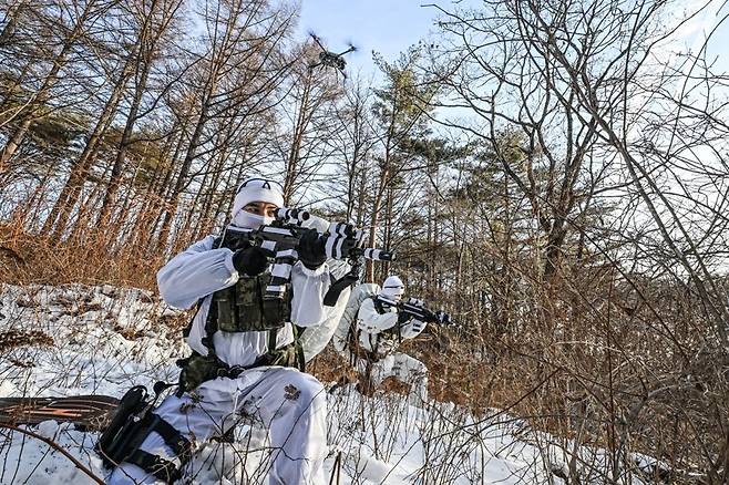 육군 특전사 장병들이 설한지 극복훈련 간 적 후방침투 후 드론과 함께 정찰활동을 펼치고 있다. 육군 제공