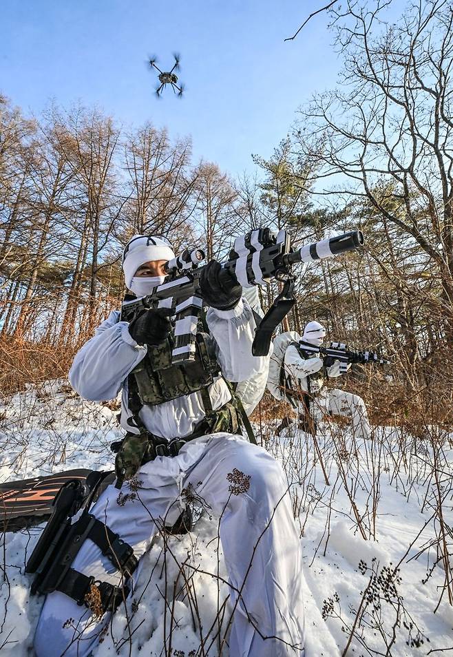육군 특전사 장병들이 설한지 극복훈련 간 적 후방침투 후 드론과 함께 정찰활동을 하다. 육군 제공