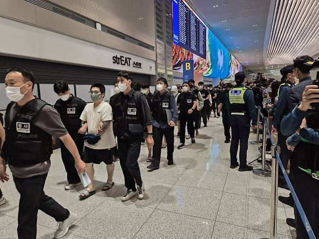 캄보디아에서 보이스피싱과 로맨스스캠 등 범죄에 가담했다가 구금된 한국인 64명이 지난해 10월 18일 인천국제공항으로 강제송환되고 있다. 뉴시스