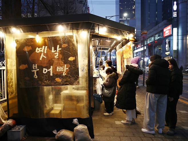 서울 강남권 최강자인 ‘서울붕어베이커리’는 늦은 시각까지 긴 줄을 선다. 박미향 기자