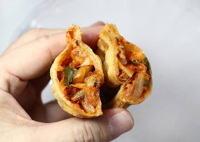 서울 강북권 붕어빵 최강자로 인기인 ‘효공잉어빵’의 ‘매코미’. 김치가 들어가 매콤한 맛이 난다. 박미향 기자