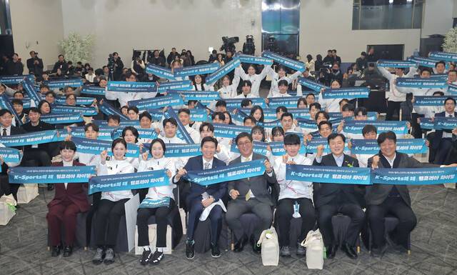 2026 밀라노·코르티나담페초겨울올림픽에 출전하는 국가대표 선수들이 22일 서울 송파구 올림픽파크텔에서 열린 결단식에서 기념촬영을 하고 있다. 연합뉴스