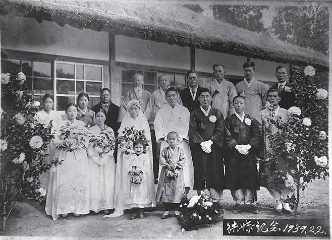 1939년 김용근 선생 결혼 사진. 김용근 평전 갈무리