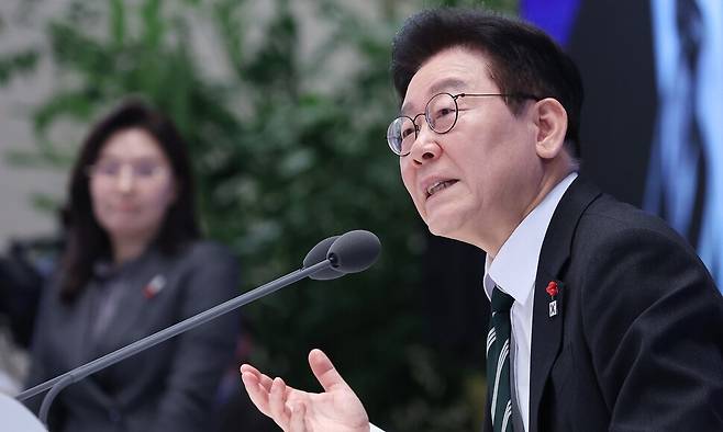 이재명 대통령이 지난 21일 청와대 영빈관에서 열린 신년 기자회견에서 발언하고 있다. 연합뉴스