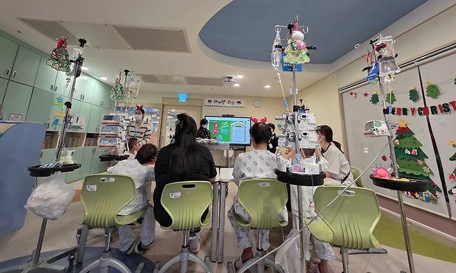 서울성모병원의 소아혈액종양병동에 있는 ‘라파엘 어린이학교’에서 소아청소년 완화의료 프로그램 중 하나인 미술치료 수업이 진행되고 있다. 허윤희 기자