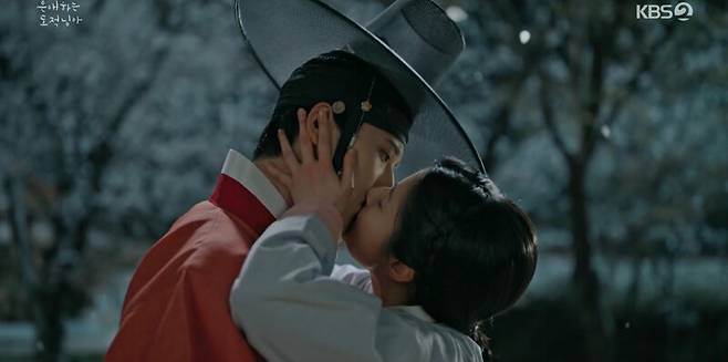 ‘은애하는 도적님아’ 1회. 집안을 위해 70대 노인과 혼인하게 되었음을 안 홍은조는 길 위에서 도월대군을 발견하자 뒤숭숭한 마음에 냅다 입을 맞춘다. 한국방송 제공