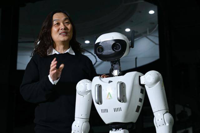 에이로봇 최고기술책임자인 한재권 한양대 교수가 20일 경기 안산시 한양대 에리카캠퍼스에서 휴머노이드 로봇 '앨리스4'에 대해 설명하고 있다. 강예진 기자