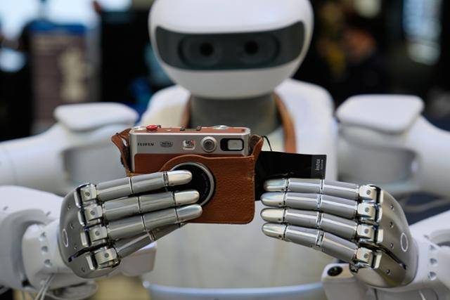 싱가포르 기업 샤르파의 휴머노이드 로봇 '노스'가 7일 미국 라스베이거스에서 열린 CES에서 미세한 손가락 관절로 카메라를 조작하고 있다. 라스베이거스=AP 연합뉴스