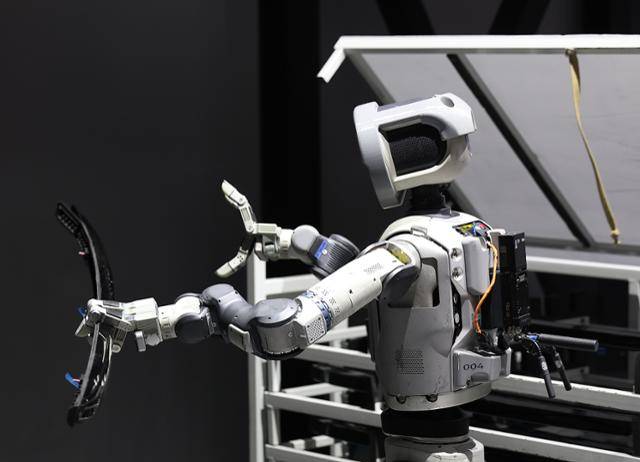 CES 개막 이틀째인 7일 미국 네바다주 라스베이거스 컨벤션센터 현대자동차 부스에서 로봇 아틀라스가 부품 이동을 시연하고 있다. 라스베이거스=연합뉴스