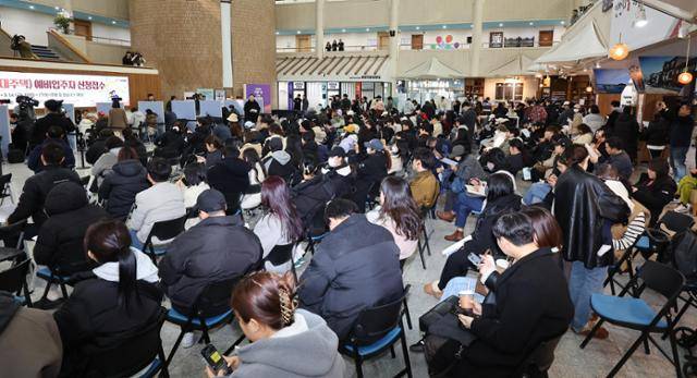 지난해 3월 6일 인천시청 중앙홀에 마련된 '천원주택' 접수처에서 예비 입주자들이 신청 접수를 하고 있다. 연합뉴스