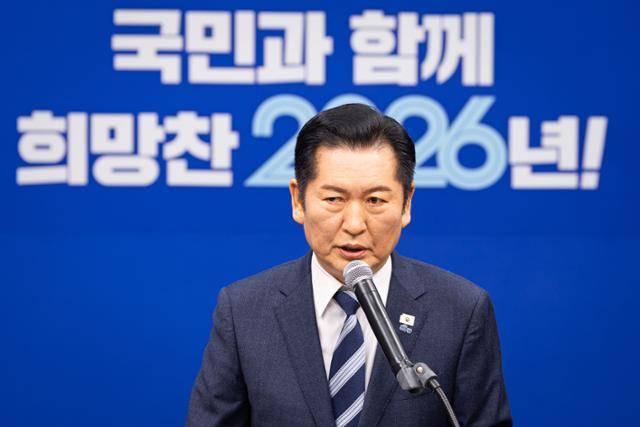 정청래 더불어민주당 대표가 22일 서울 여의도 국회에서 긴급 기자회견을 열고 조국혁신당에 합당을 제안하고 있다. 뉴스1