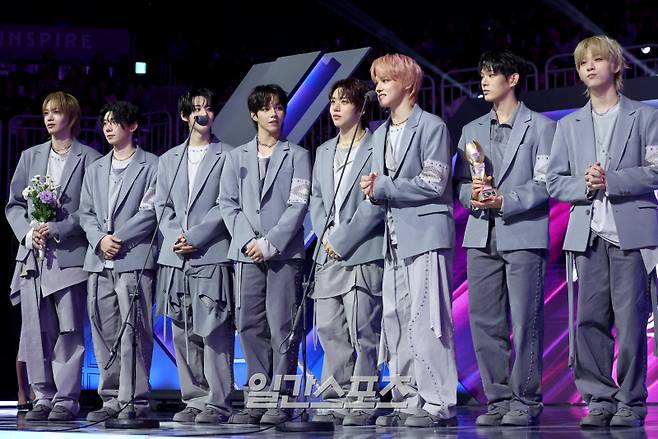 2025 코리아 그랜드 뮤직 어워즈 with iM뱅크’(2025 KGMA) 둘째날 뮤직데이가 15일 오후 인천 영종도 인스파이어 아레나에서 펼쳐졌다. 아홉이 IS루키상을 수상하고 소감을 말하고 있다. 영종도(인천)=KGMA특별취재단/2025.11.15/